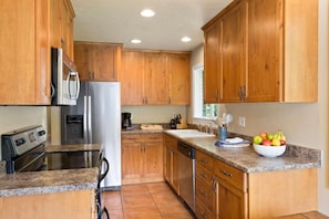 Fridge, microwave, oven, stovetop - Impeccable 6-bed House in Salt Lake City (Salt Lake City)