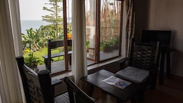 Habitación, 1 habitación, balcón, vista al jardín | Área de sala de estar