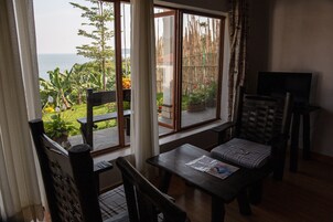 Room, 1 Bedroom, Balcony, Garden View | Living area