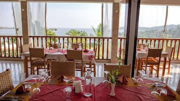 Habitación, 1 habitación, balcón, vista al jardín | Área de sala de estar