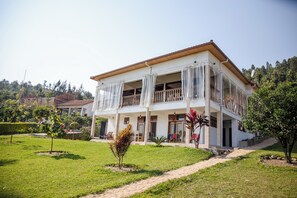 客房, 1 间卧室, 阳台, 花园景观 | 住宿正面