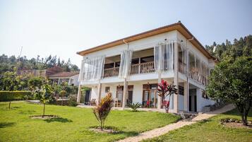 Kamer, 1 slaapkamer, balkon, uitzicht op tuin | Voorkant van accommodatie