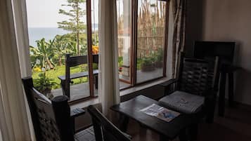 Room, 1 Bedroom, Balcony, Garden View | Living area