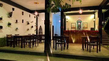 Apartment, 2 Bedrooms, Accessible, Smoking | Tempat makan