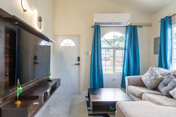Bungalow, 2 Bedrooms, Patio, Ocean View | Living room