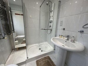 House, Multiple Beds | Bathroom | Shower, towels - Gorgeous 4 Bedrooms, 5-baths House Central London (London)
