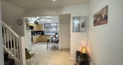 Gorgeous 4 Bedrooms, 5-baths House Central London