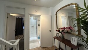 A bathroom with a shower, a vanity with a mirror, and a potted plant. - Gorgeous 4 Bedrooms, 5-baths House Central London (London)