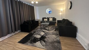 A modern living room with a sofa set, a coffee table, and a patterned rug. - Gorgeous 4 Bedrooms, 5-baths House Central London (London)
