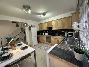 House, Multiple Beds | Private kitchen | Fridge, microwave, oven, stovetop - Gorgeous 4 Bedrooms, 5-baths House Central London (London)