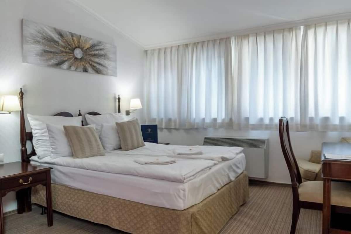 Minibar, escritorio, tabla de planchar con plancha y wifi gratis