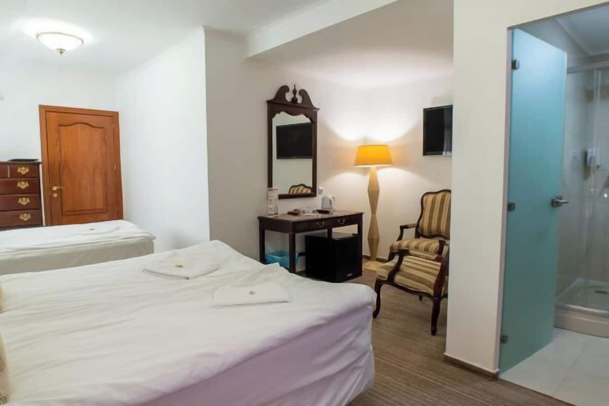 Minibar, escritorio, tabla de planchar con plancha y wifi gratis