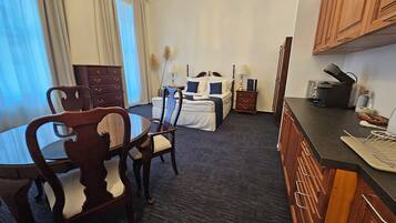 Superior Studio | Minibar, desk, iron/ironing board, free WiFi