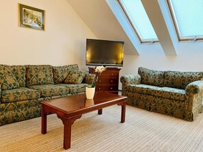 华丽四人房 | 迷你吧、办公桌、熨斗/熨板、免费 WiFi