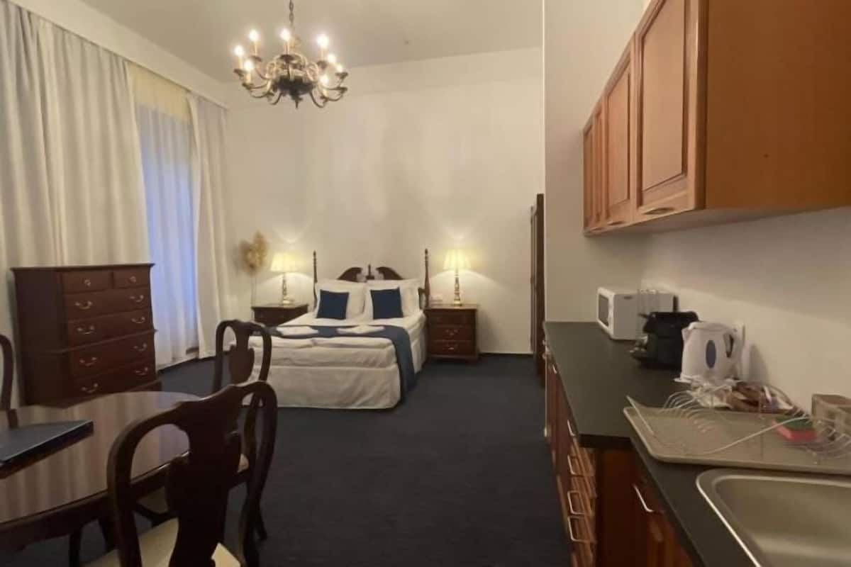 Minibar, escritorio, tabla de planchar con plancha y wifi gratis