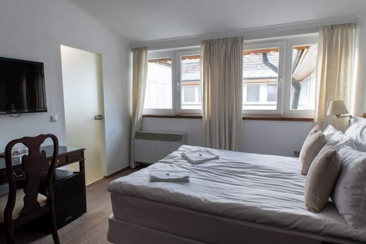 Minibar, escritorio, tabla de planchar con plancha y wifi gratis