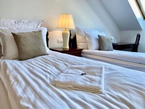 Classic Quadruple Room (No elevator) | Minibar, desk, iron/ironing board, free WiFi - OPERA16 Guestrooms (Budapest)