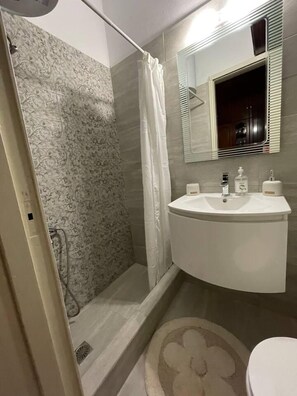 อพาร์ทเมนท์ | ห้องน้ำ | ฝักบัว, ไดร์เป่าผม, ผ้าเช็ดตัว