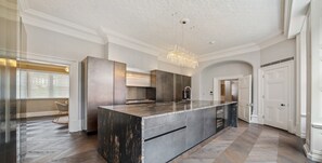 Fridge, microwave, oven, stovetop - Beautiful 5-bed Apartment in Mayfair (London)