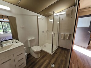 Deluxe Safari Tent - Sleeps 4 | Bathroom - Discovery Parks - Narooma Beach (Narooma)