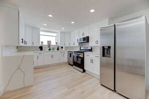 Fridge, microwave, oven, stovetop - Stylish & Cozy | Mins to Beach | Theater | Hot Tub (Redondo Beach)