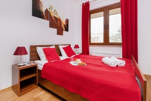 1 bedroom, bed sheets - Willa 4 Pory Roku Apartments by Renters (Wladyslawowo)