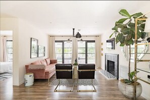 Living area - Lush Palm Springs Oasis w/ Private Hot Tub (PALM SPRINGS)