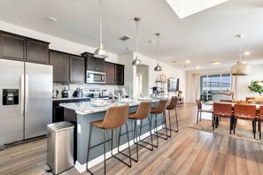 Private kitchen - New House 6br With Pool Windsor Island Near Disney (Davenport)