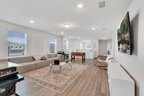 Living area - New House 6br With Pool Windsor Island Near Disney (Davenport)