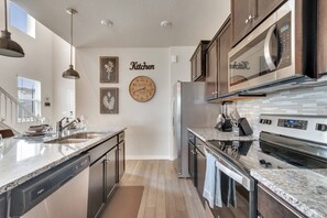 Private kitchen - New House 6br With Pool Windsor Island Near Disney (Davenport)