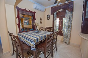 Villa, 4 Schlafzimmer, Raucher, eigener Pool | Esszimmer