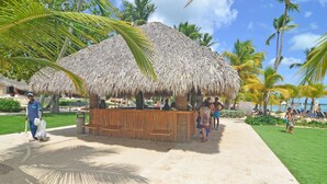 Departamento, 2 habitaciones, con acceso para personas discapacitadas, balcón | Bar (en la propiedad)