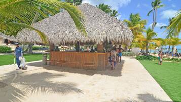 Căn hộ, 2 phòng ngủ, phù hợp cho người khuyết tật, ban công | Bar (trong khuôn viên)