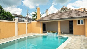 Unclassified image, 5 of 54, button - Luxury Living Modern & Contemporary Home With Brand New Pool in Manor Park (Kingston)