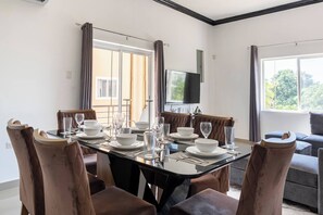 Apartment, 2 Bedrooms, Terrace, City View | Dining room