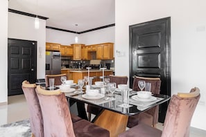 Appartement, 2 chambres, terrasse, vue sur la ville | Salle à manger