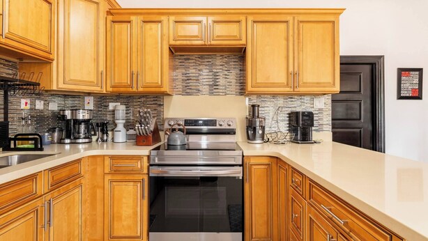 Unclassified image, 1 of 54, button - Luxury Living Modern & Contemporary Home With Brand New Pool in Manor Park (Kingston)