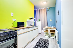 Appartement, 2 grands lits | Cuisine privée | Réfrigérateur, micro-ondes, four, plaque de cuisson