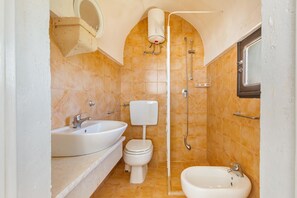 A bathroom with two sinks, a toilet, and a bidet. - 3003 Masseria Surani Grande- Appartamento Sinistra by Barbarhouse (Manduria)