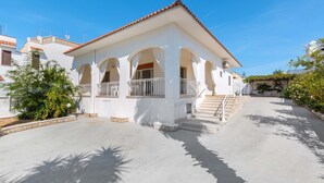 A white building with a red-tiled roof, a balcony with white railings, and a staircase leading to the entrance. - 2725 Villa Beatrice by Barbarhouse (Manduria)