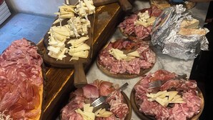 Diverse charcuterieplanken met verschillende soorten vleeswaren en kazen.