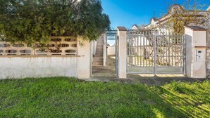A gated entrance with a staircase leading to a building. - 2671 Villetta Holly by Barbarhouse (Lizzano)