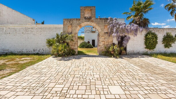 An arched entrance with a cobblestone pathway leading to a building. - 3002 Masseria Surani Grande- Appartamento Destra by Barbarhouse (Manduria)