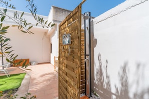 A wooden gate leading to a patio area with a small garden and a white wall. - 2473 Villetta Seaside by Barbarhouse (Porto Cesareo)
