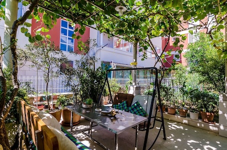 ์ํํธ (One Bedroom Apartment with Terrace) | ํ
๋ผ์ค/ํํฐ์ค