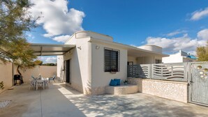 A modern house with a patio, a covered seating area, and a gated entrance. - 2127 Villa Ippocampo - Appartamento Rosso by Barbarhouse (Manduria)