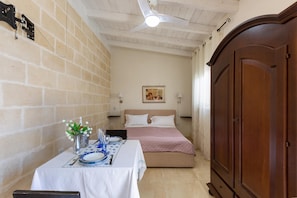 1 bedroom, bed sheets