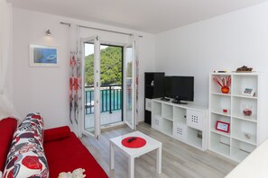 Apartment (Deluxe One-Bedroom Apartment with Bal) | Living room | TV - Apartments Posta (Mljet)