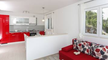 Apartment (Deluxe One-Bedroom Apartment with Bal) | Living room | TV