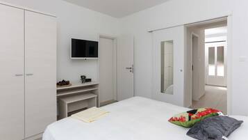 Apartment (Superior One-Bedroom Apartment with T) | 5 bedrooms